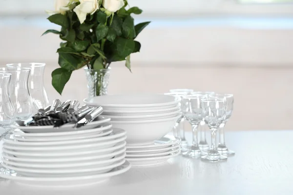 Tiszta, tányérok, poharak és evőeszközök — Stock Fotó