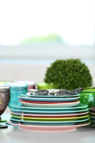 Platos, vasos y cubiertos limpios — Foto de Stock