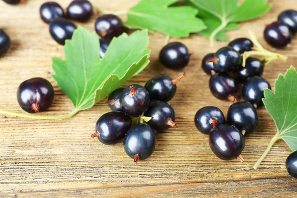 Ribes nero maturo su fondo di legno — Foto Stock