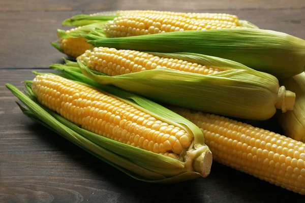 Färsk majs på kolvar på träbord, närbild — Stockfoto