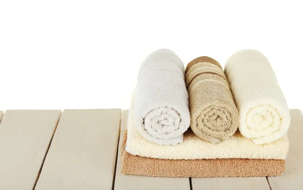 Мягкие полотенца на столе — стоковое фото