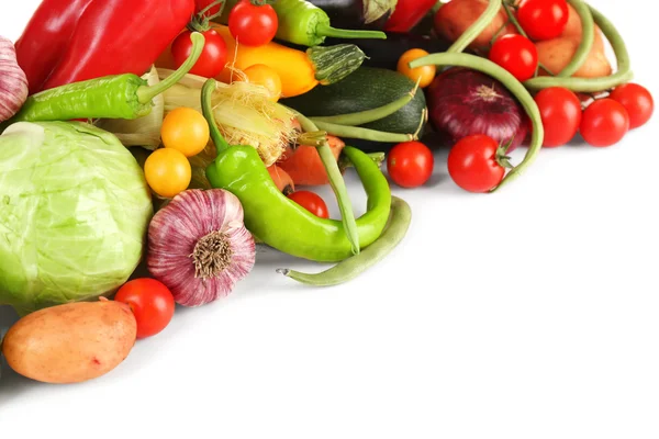 Cumulo di verdure fresche isolate su bianco — Foto Stock