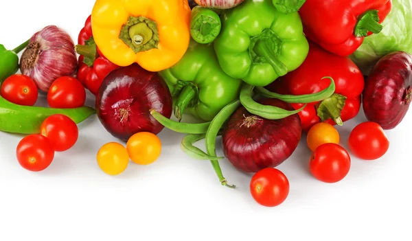 Alça de legumes frescos isolados em branco — Fotografia de Stock