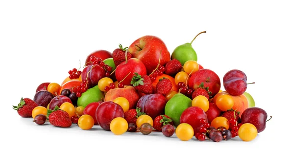 Montón de frutas frescas y bayas aisladas en blanco — Foto de Stock