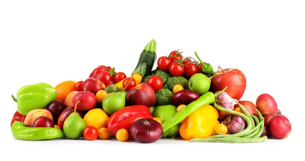 Montón de frutas y verduras frescas aisladas en blanco — Foto de Stock