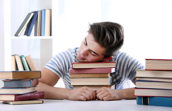 Jonge man slapen met boeken — Stockfoto