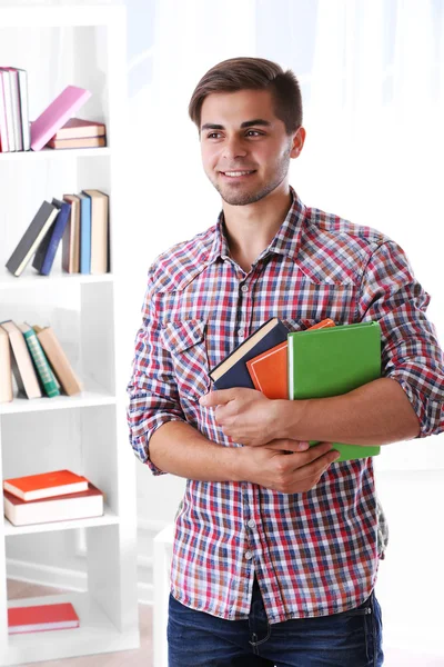 Jonge man met boeken — Stockfoto