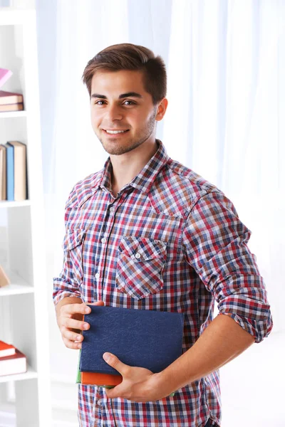 Jeune homme avec des livres — Photo