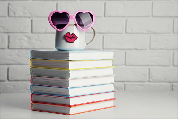 Bücher und Tasse mit Lippen — Stockfoto