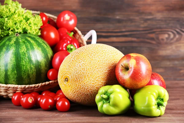 Composition with fresh fruits and vegetables — Stock Photo, Image