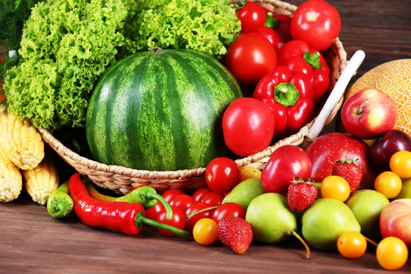 Composición con frutas y verduras frescas — Foto de Stock