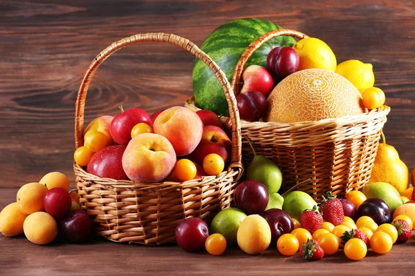 Assorted of fresh fruits in wicker baskets — Stock Photo, Image