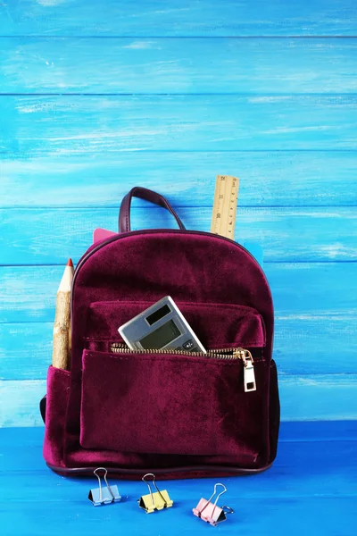 Rucksack mit Schulmaterial — Stockfoto