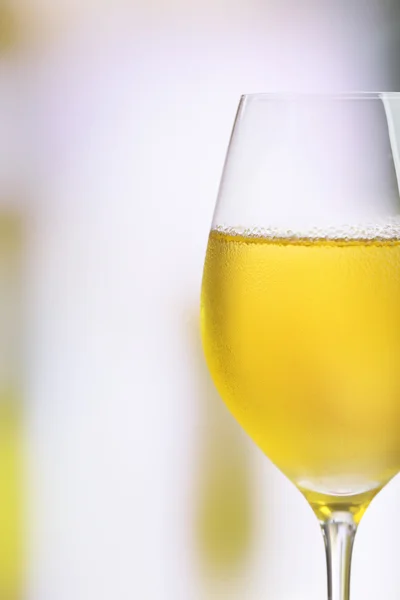 Glas wijn op licht wazig achtergrond — Stockfoto