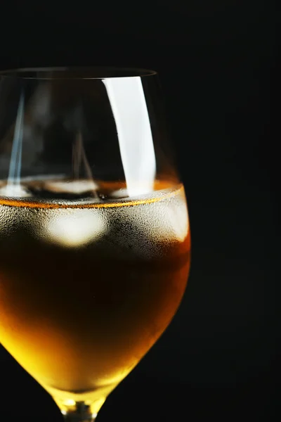 Copo de vinho com cubos de gelo — Fotografia de Stock