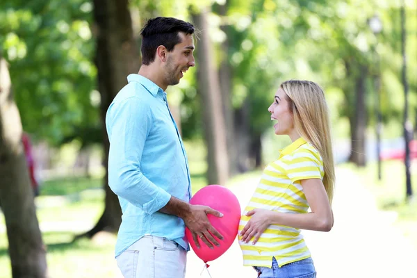 Zwangere vrouw met echtgenoot buitenshuis — Stockfoto