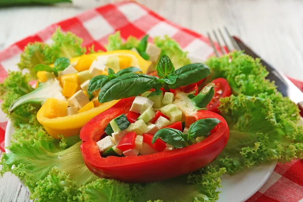 Frischer grüner Salat in Paprika auf dem Tisch aus nächster Nähe — Stockfoto