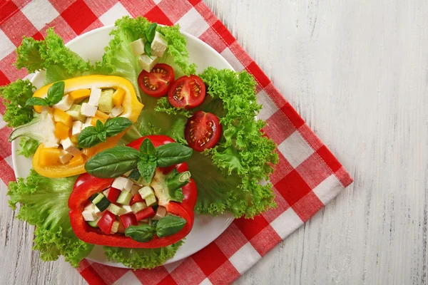 Insalata verde fresca in pepe su tavolo da vicino — Foto Stock