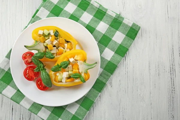 Verse groene salade in peper op tafel close-up — Stockfoto