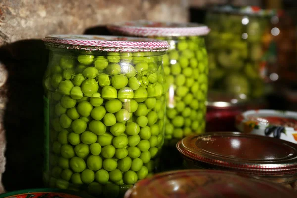 Conservação em casa em frascos de vidro na adega, close-up — Fotografia de Stock