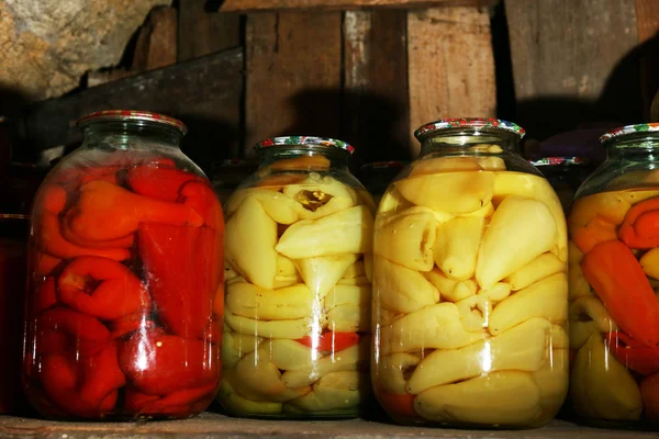 Hausgemachte Paprika in Glasgefäßen im Keller, Nahaufnahme — Stockfoto