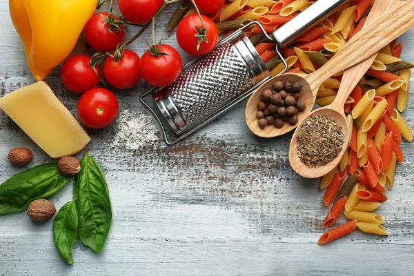 Pasta penne med tomater, ost och basilika på färg trä bakgrund — Stockfoto
