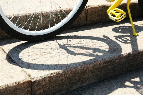 Rueda de bicicleta en las escaleras —  Fotos de Stock