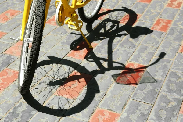 Bicicleta con sombra en pavimento —  Fotos de Stock