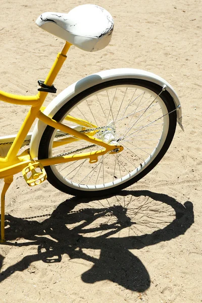 Велосипед на песке — стоковое фото