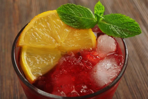 Glas rote Johannisbeeren Saft mit Zitrone — Stockfoto