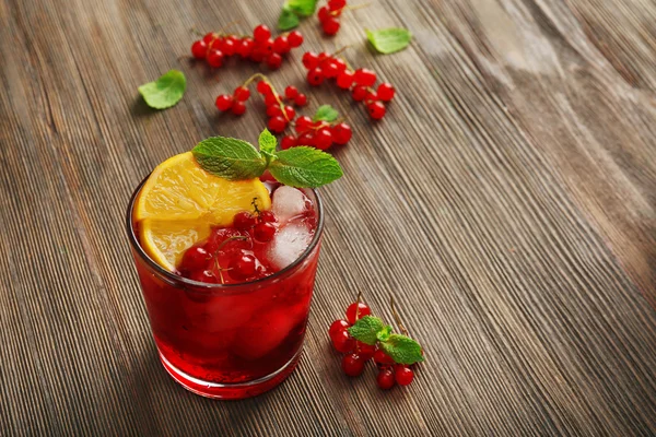 Glass of red currants juice with lemon — Stock Photo, Image