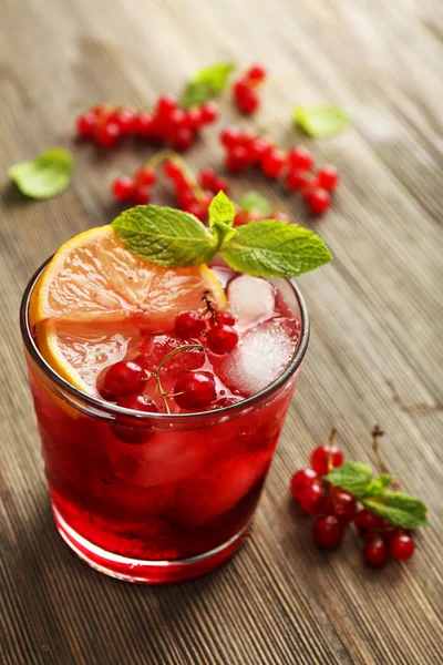 Glass of red currants juice with lemon — Stock Photo, Image