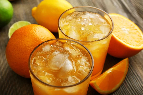 Vasos de jugo de naranja —  Fotos de Stock