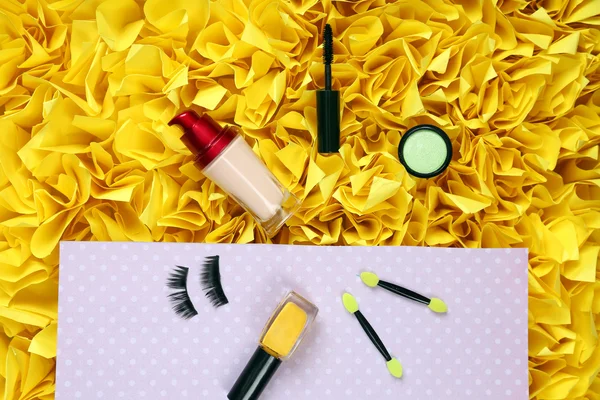 Cosmetische op kleurrijke papier — Stockfoto