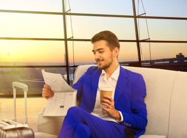 İş adamı salonda Havaalanı