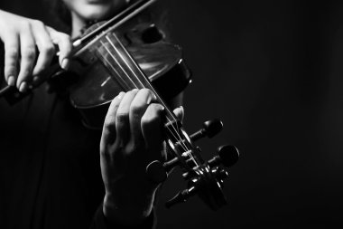 koyu arka plan üzerinde Keman çalmaya kemancı