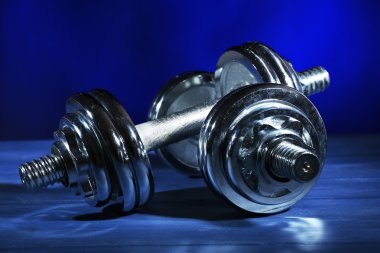 Koyu renk arka plan üzerinde halter