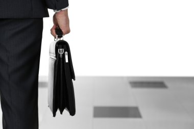 Çanta ışık arka plan üzerinde tutan adam