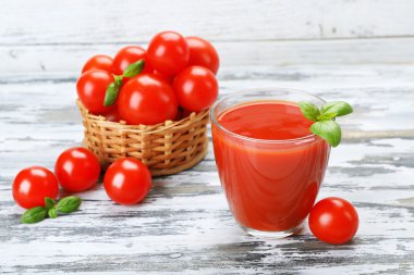 bardak domates suyu ile sebze ahşap arka plan üzerinde