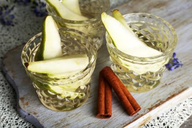 armut suyu masada taze meyve ile yakın çekim