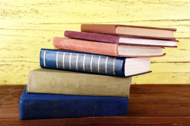 Ahşap zemin üzerine kitap yığını