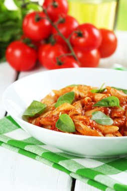 Makarna salça ve fesleğen tablo ile yakın çekim