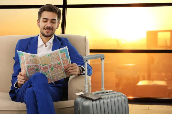 Homem de negócios no hall do aeroporto — Fotografia de Stock