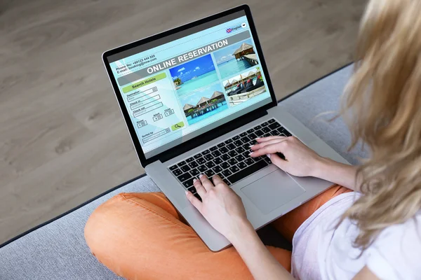 Kvinna med laptop att boka hotell online — Stockfoto