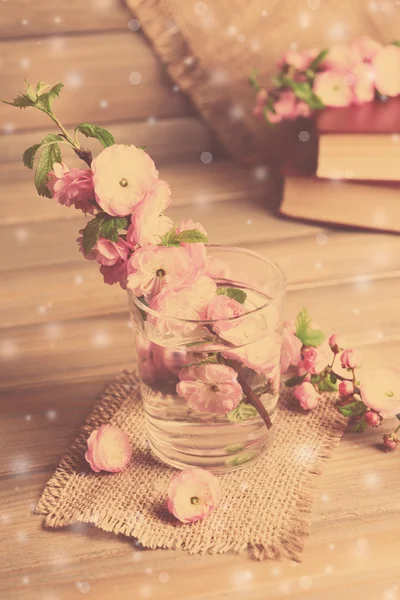 Krásné ovoce květu ve skle na stůl — Stock fotografie