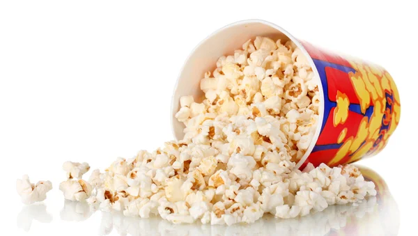 Volledige emmer popcorn gedaald geïsoleerd op wit — Stockfoto