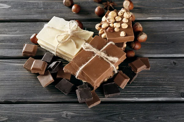 木製の背景にヘーゼル ナッツとチョコレートのセット — ストック写真