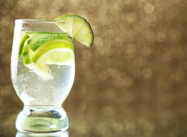 Tazelik limonata, parlak zemin üzerine bir bardak — Stok fotoğraf