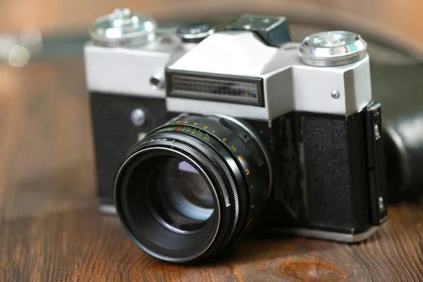 Retro camera op tabel close-up — Stockfoto