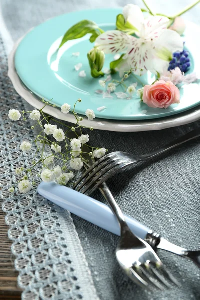 Louça com flores na mesa — Fotografia de Stock